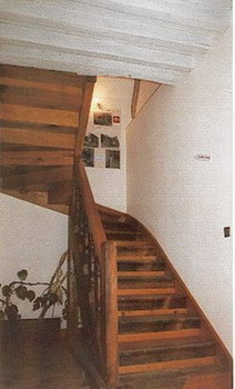 escalier dont les boiseries sont du temps de Saint-Just