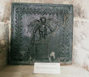 Plaque de chemine  l'angelot ayant appartenu  la famille Saint-Just
