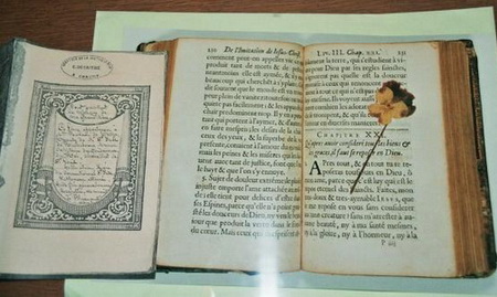 livre des prires ayant appartenu  Mme de Saint-Just avec une fleur de penses seche insere entre les pages